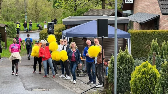Seit mehr als 20 Jahren: Die Anwohner der Wehme in Oerlinghausen feiern die Hermannslauf-Teilnehmer wie Cheerleader. - © Privat