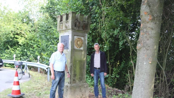 Lipper: Der stellvertretende Bürgermeister Leopoldshöhes Manfred Burkamp (links) und Klaus Sunkovsky vom Heimatverein Leopoldshöhe hätten sich gern an den Gesprächen um die Versetzung des preußisch-lippischen Grenzsteines beteiligt. - © Thomas Dohna
