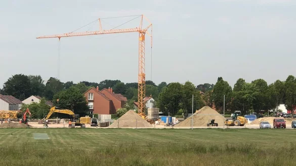 Am Vogelsang entsteht die neue F&ouml;rderschule des Kreises Lippe. Dieser hat viel Bauger&auml;t auffahren lassen, es wird reichlich Erde bewegt. - &copy; Till Brand