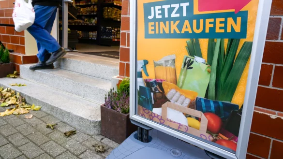 Ein Aufsteller mit der Aufschrift "Jetzt einkaufen" steht vor dem Tante-Enso-Laden in Wörlitz. Vollautomatisierte Lebensmittelgeschäfte ohne Personal dürfen in Sachsen-Anhalt unter bestimmten Bedingungen auch an Sonn- und Feiertagen öffnen. +++ dpa-Bildfunk +++ - © picture alliance/dpa