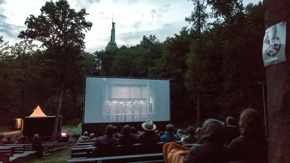 Im Sommer soll wieder die gro&szlig;e Leinwand am Fu&szlig;e der Waldb&uuml;hne stehen und dem Publikum Kinofilme unter freiem Himmel und mit Blick auf den Hermann bieten. - &copy; Torben Gocke