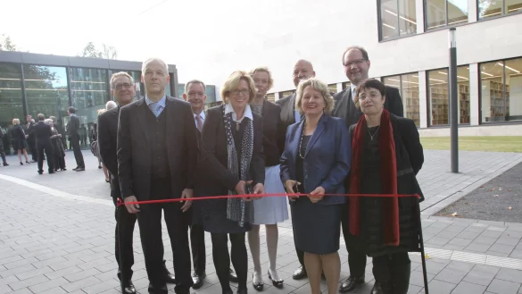 Die Scheren im Anschlag: Die Ministerinnen Ute Sch&auml;fer und Svenja Schulze (vorne, Mitte) machen sich bereit, das Band zu zerschneiden. G&uuml;nter Dr&ouml;geler (Landesarchiv NRW), Dr. Martin Chaumet, Dr. Reginbert Taube (BLB), Anke Peithmann, Heinrich Micus (BLB), Prof. Dr. Thomas Grosse und Prof. Dr. Birgit Riegraf (von links) schauen zu. - &copy; Barbara Luetgebrune
