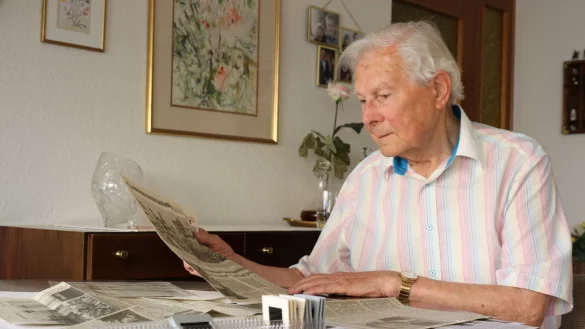 Erinnert sich: Hans-Joachim Bindszus mir Zeitungsausschnitten und Dias aus den 1970er Jahren. Er war zum damaligen Zeitpunkt Technischer Leiter und stellvertretender Kurdirektor des Staatsbades. - &copy; Alexandra Schaller