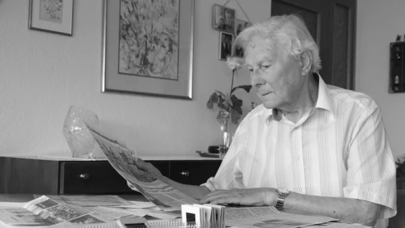 Hans-Joachim Bindszus mit Zeitungsausschnitten und Dias aus den 1970er Jahren. Der langjährige Technische Leiter des Staatsbades ist jetzt im Alter von 99 Jahren verstorben. - © Alexandra Schaller