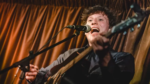 Ludwig Wright bestreitet mit seinen Songs und Geschichten das erste Konzert des Jahres im Foyer des Kurgastzentrums. - &copy; Daniel G&uuml;nther