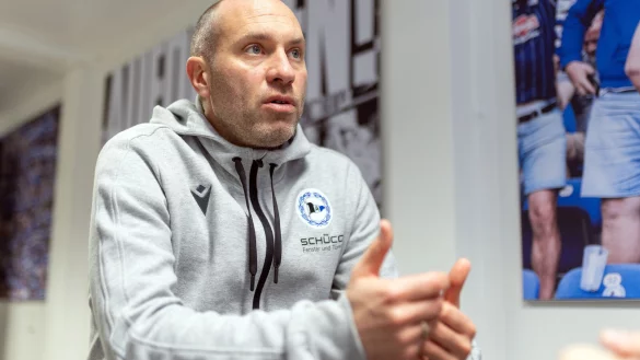 &bdquo;Wir wollen uns nicht kleiner machen, als wir sind&ldquo;, sagt Arminia-Trainer Daniel Scherning vor dem Wiederbeginn am Sonntag. Auch wenn die Vorbereitungsspiele wechselhaft verliefen, zieht er aus den guten Ans&auml;tzen ein hoffnungsvolles Fazit. - &copy; Oliver Krato