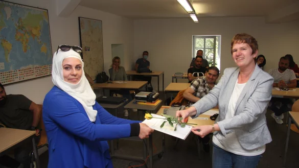 Zainab Hourieh hat es geschafft. Sie nimmt Gl&uuml;ckw&uuml;nsche, Zertifikat und Rose von Babette K&ouml;pke, p&auml;dagogische Mitarbeiterin von Euwatec, entgegen&nbsp; - &copy; Martin Hostert(LZ)