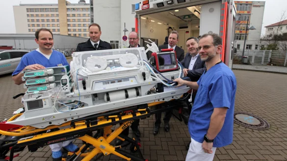 Dr Michael Fleischer, Jens Kölker (Feuerwehr Detmold), Achim Reineke (Bevölkerungsschutz Lippe), Dr. Johannes Hütte, Dr. Axel Lehmann und Daniel Fischer, Chefarzt der Notaufnahme, (von links) freuen sich, dass mit dem neuen Transportinkubator Neugeborene im Rettungswagen sicher zur Klinik gebracht werden können. - © Bernhard Preuss