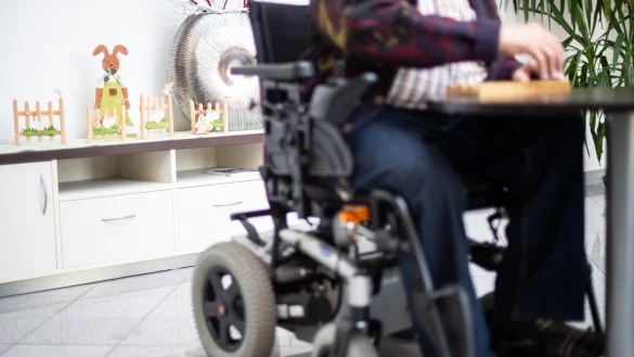Im Rollstuhl - &copy; Foto: Jonas G&uuml;ttler/dpa/Symbolbild