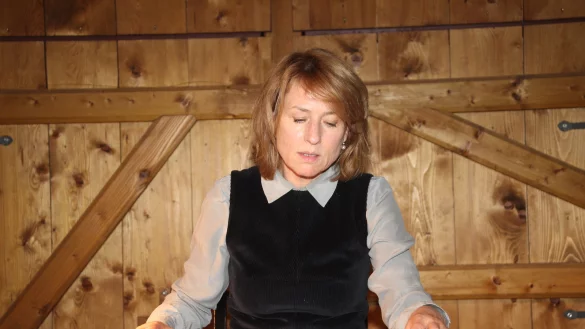 Zu Gast im Freilichtmuseum: Corinna Harfouch hat von der Flucht einer Mutter vor der schlimmsten Nachricht gelesen, die eine Mutter erreichen kann: dem (Kriegs-)Tod ihres Sohnes. - © Schwabe