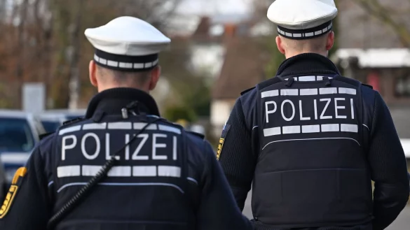 Die Polizei stuft in OWL mehr als 180 Personen als Jugendliche ein. - © Bernd Weißbrod/dpa