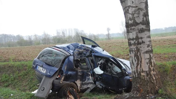 Ein Mann aus Bielefeld prallte mit seinem Wagen gegen einen Baum. Der 31-Jährige wurde tödlich verletzt. - © FOTO: ANDREAS EICKHOFF