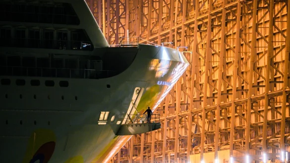 Meyer-Werft - &copy; Foto: Mohssen Assanimoghaddam/dpa