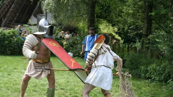 Spektakul&auml;rer Kampf: Die Besucher schauen zu, wie Ajax (Stefan Frey, links) und Cerberus (Alexander Kulisch) gegeneinander antreten. Gaius Antonius Maximus (Andr&eacute; Tippner, hinten) kommentiert und moderiert die 45-min&uuml;tige Kampfshow. - &copy; Christian Stolz