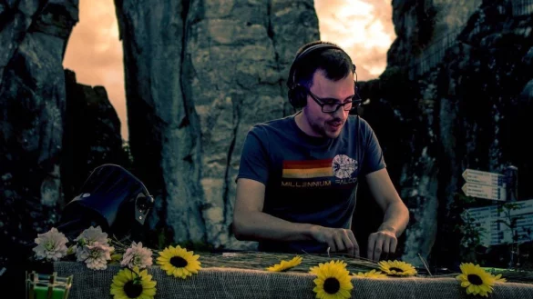 Das DJ-Projekt &bdquo;Bill Jackin" aus Lemgo hat an den Externsteinen eine 90 min&uuml;tige Session gedreht. - &copy; Billy Jackin