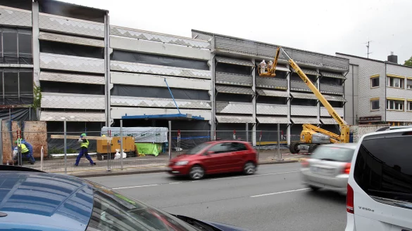 Nach dem Abriss des ehemaligen Parkhauses Hornsches Tor könnten auf der Fläche neue Parkplätze entstehen.. - © Bernhard Preuss