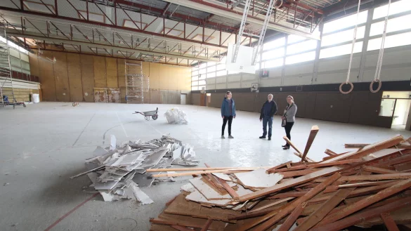 Die Kalletaler Klimaschutzmanagerin Henrike Sieker, Architekt Andreas Deppe (B&uuml;ro Schwakenberg Bley) und Bauamtsleiterin Ewa Hermann (von links) in der Dreifeldsporthalle, die zurzeit renoviert wird. - &copy; Jens Rademacher