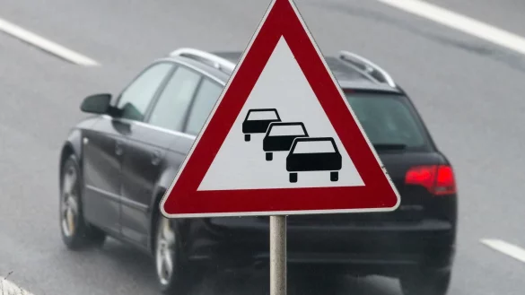 Warnung vor dichtem Verkehr - &copy; Foto: picture alliance / dpa