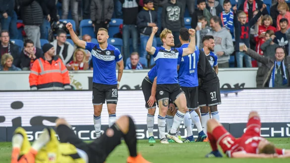 Florian Hartherz, Andreas Voglsammer, Fabian Klos (verdeckt), Stephan Salger, Siya Cerruti und Keanu Staude jubeln, die Lauterer liegen enttäuscht am Boden. - © Christian Weische