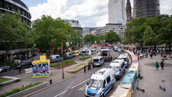 Auto f&auml;hrt in Berlin in Menschenmenge - &copy; Foto: Fabian Sommer/dpa