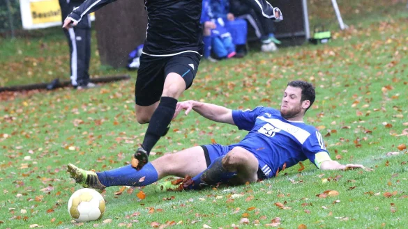 Fu&szlig;ball im Herbst: L&uuml;erdissens Jan Ehlert (links) wird von Brakes Tjalf attackiert. - &copy; Paul Cohen