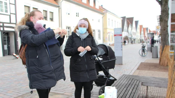 Nadine und Nicole Linke (rechts) machen in Lemgo den Corona-Schnelltest. - &copy; Astrid Sewing