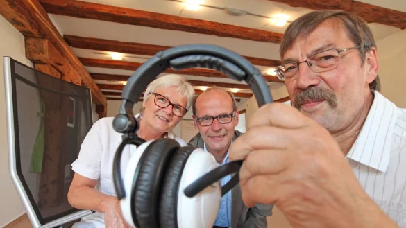 Es geht voran: Derzeit l&auml;sst Ulrich Conrady auf dem Sportplatz in
Herrentrup die Wege neu anlegen und die Leitungen erneuern. - &copy; Marianne Schwarzer