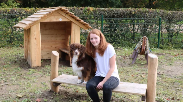Dauergast in der Johanniter-Kita „Gipfelstürmer: Tabea Langer mit ihrem Therapiehund „Bailey". - © Johanniter Lippe-Höxter
