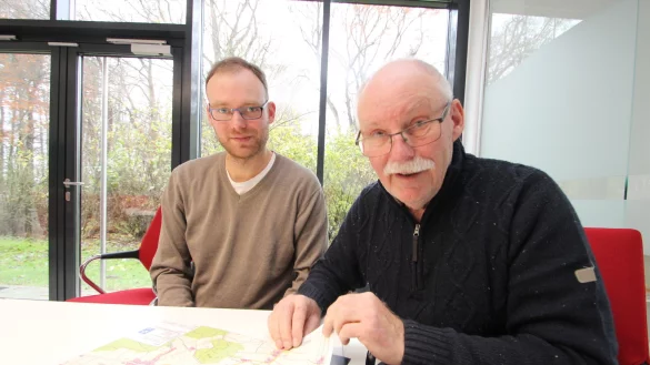 Torben (links) und Manfred Meyer-Gattermann vom Vorstand der B&uuml;rgerenergiegenossenschaft wollen ein Windrad bei Wendlinghausen errichten. Die von ihnen beauftragte Firma hat die Genehmigung f&uuml;r den Bau bekommen. - &copy; Jens Rademacher