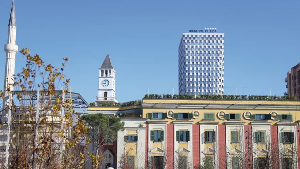 &Uuml;ber den D&auml;chern von Tirana: Das in einem Hochhaus eingerichtete Maritim-Hotel&nbsp; ist das erste 5-Sterne Hotel Albaniens. - &copy; Maritim