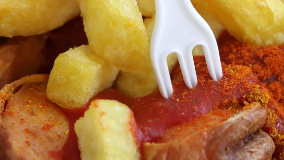 Currywurst mit Pommes - &copy; Foto: Martin Gerten