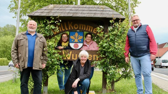 Ein starkes Team: F&uuml;r Friedrich-Wilhelm, Heike und Brigitte M&uuml;gge sowie Frauke Schwerter und Matthias M&ouml;ller vom Kulturring (von links) laufen die Vorbereitungen f&uuml;r das W&uuml;stener Volksfest bereits auf Hochtouren. - &copy; Heidi Stork