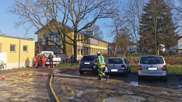 Die Freiwillige Feuerwehr Bad Salzuflen ist am Mittwochmorgen zu einem Gasaustritt zur Grundschule Elkenbrede alarmiert worden. Alle Sch&uuml;ler und Lehrer hatten noch vor Eintreffen der Einsatzkr&auml;fte das Geb&auml;ude unverletzt verlassen. - &copy; Frank Tasche/Feuerwehr Bad Salzuflen