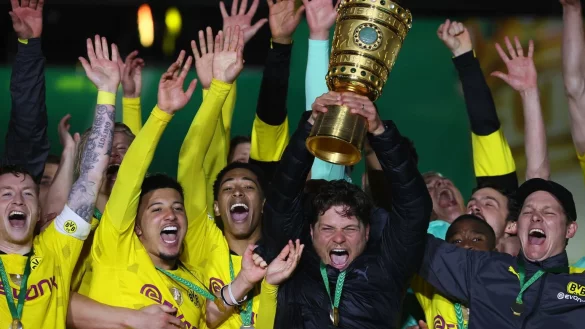 Hoch den Pott - &copy; Foto: Martin Rose/Getty-Pool/dpa