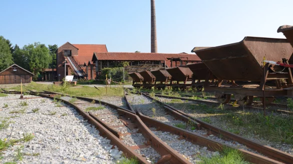 Loren im Museum: Einst wurde in ihnen der Lehm zum Brennofen gefahren. - © Schierholz/LWL