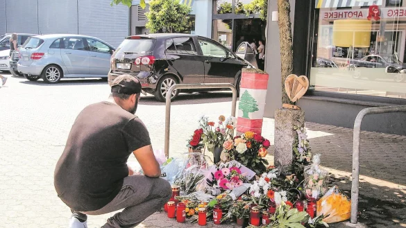 Trauer: Freunde und Bekannte haben Blumen in der N&auml;he des Tatorts abgelegt. - &copy; Jobst L&uuml;deking