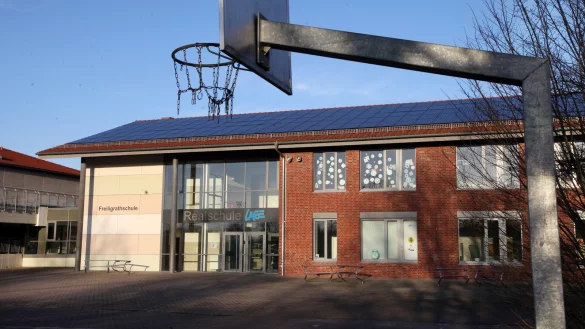 Der Schulhof der Freiligrath-Realschule auf dem Gel&auml;nde des Schulzentrums am Werreanger. In einer Pause schlugen hier drei Jugendliche einen 13-J&auml;hrigen zusammen. - &copy; Bernhard Preuss