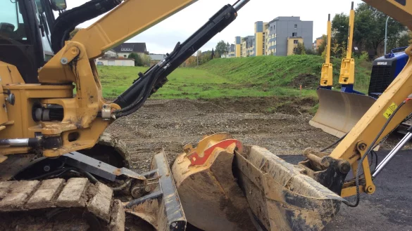 Hier ist viel Erde zu bewegen: Auf dem L&uuml;ttfeld f&uuml;hren zun&auml;chst die Bagger das Regiment. In Sichtweite der Studentenh&auml;user an der neuen Bunsenstra&szlig;e (rechts im Bild) entstehen so weitere 150 Appartements. Einfamilien- und ein Mehrfamilienhaus kommen dazu. - &copy; Foto: Till Brand