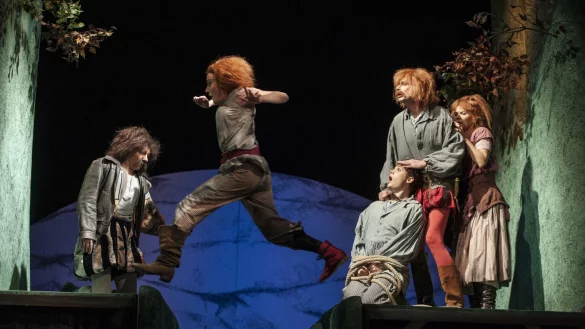 Schrecksekunde am H&ouml;llenschlund: Ronja (Stephanie Pardula) setzt &uuml;ber den Graben. Sie will sich dem gegnerischen R&auml;uber-Chef Borka (Adrian Thomser, links) ausliefern &ndash; im Austausch gegen dessen Sohn Birk (Lukas Schrenk, Dritter von rechts), den ihr Vater Mattis (Nils Willers, Zweiter von rechts) gefangen h&auml;lt. Er und seine Frau Lovis (Anna-Maria Wasserberg) schauen geschockt zu. - &copy; Alfredo Mena