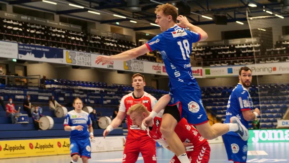 Mutig geht Fynn Hangstein auf die von Gedeon Guardiola (rechts) ge&ouml;ffnete L&uuml;cke und ist auch vom ehemaligen Lemgoer Julian Possehl nicht zu stoppen. - &copy; J&ouml;rg Hagemann