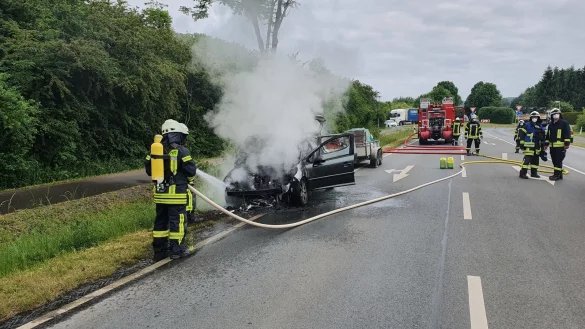 Der Wagen wurde zun&auml;chst mit Wasser abgek&uuml;hlt und anschlie&szlig;end mit Schaum geflutet, um letzte Brandnester zu ersticken.&nbsp; - &copy; Feuerwehr Barntrup