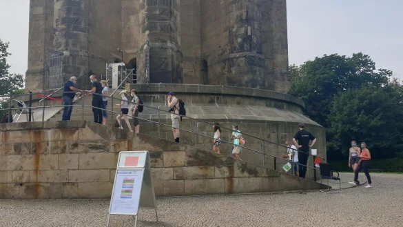 Am Tag der Wiederer&ouml;ffnung werden Besucher zum Aufstieg in das Hermannsdenkmal gelassen. - &copy; Yannick Sonntag(LZ)