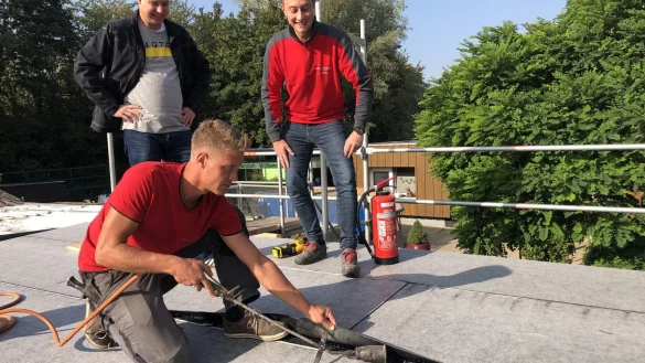 Dachdeckermeister Thorben Lhotzky (vorne), Architekt Torge L&uuml;dkemeier und Dachdeckermeister Christopher Kloss (von links) machen das Dach neu. - &copy; Sven kienscherf