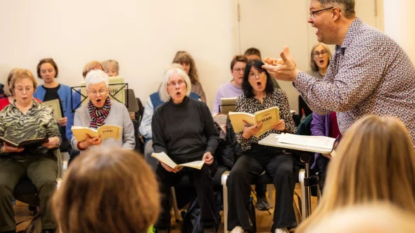 Dirigent Florian Ludwig probt mit dem Oratorienchor Detmold den gro&szlig;en Gestus in Verdis Musik. - &copy; Eva Maria Richter