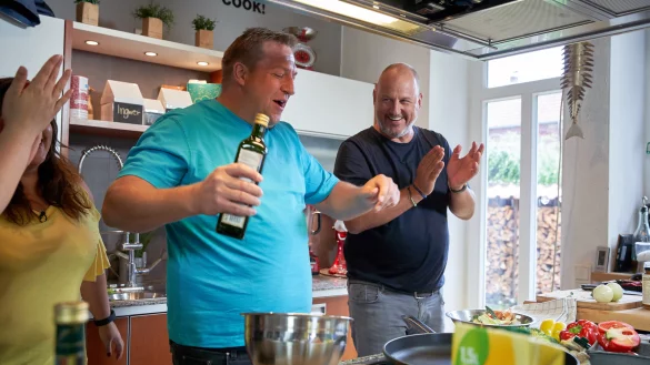 Thomas Marx aus Leopoldsh&ouml;he und Sternekoch Frank Rosin &uuml;ben sich in gesunder K&uuml;che. - &copy; kabel eins / Guido Engels