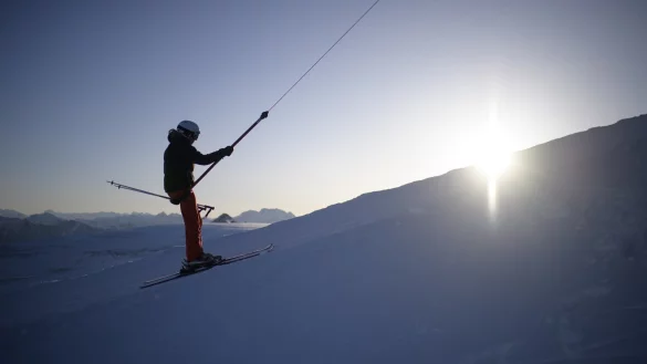 Mit dem Schlepplift auf den Berg - &copy; Foto: Gian Ehrenzeller