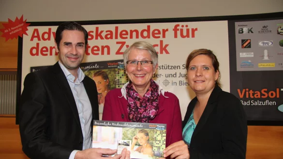 24 lohnende Türchen: "VitaSol"-Geschäftsführer Peter Hagemann und Marketingleiterin Corinna Will (rechts) präsentieren mit Sabine Redeker vom Kinder- und Jugendhospiz Bethel den Adventskalender, von dessen Verkauf sie sich eine sechsstellige Spendensumme erhoffen. - © Asbrock