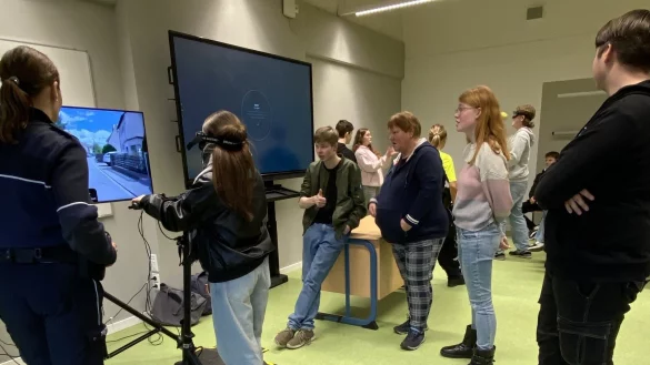 Die Gefährdung durch Alkoholkonsum wurde mit einer Rauschbrille auf einem E-Scooter-Simulator nachgestellt. - © Johannes-Gigas-Schule
