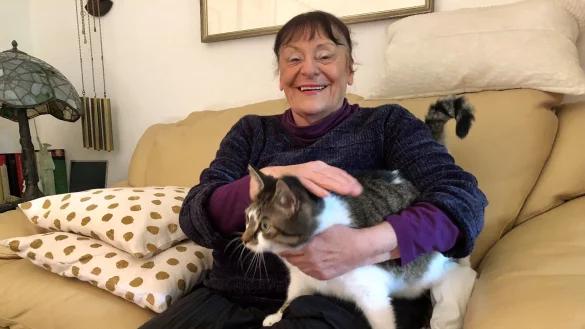 Karin G&ouml;hner sitzt mit einer ihrer Katzen im Wohnzimmer in ihrem Haus in Sch&ouml;tmar. Die Tiere, die sie im Laufe ihres Lebens hatte, seien immer Fundtiere gewesen. - &copy; Sven Kienscherf