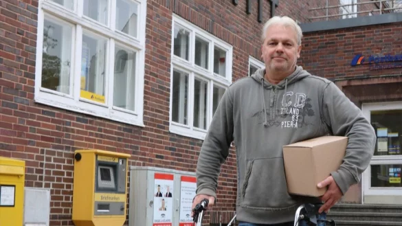 Rolf Biehl vor der Postfiliale in Bad Salzuflen. - &copy; Alexandra Schaller